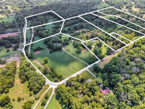 2504 Double Branch Rd, Columbia, TN 38401