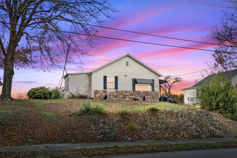 114 Irvine St, Paris, TN 38242