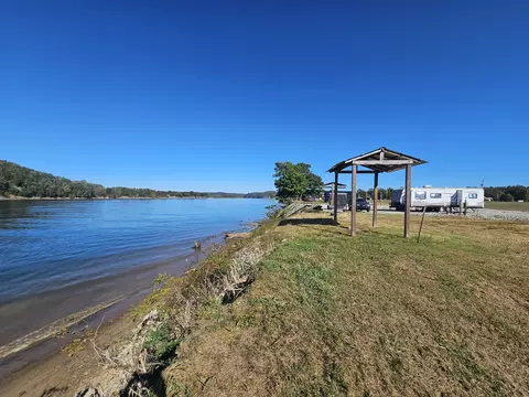 591 Riverfront Dr, Clifton, TN 38425