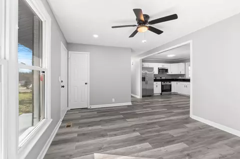 Living - 1323 Eagle St, Murfreesboro, TN 37130 photo 4 of 5