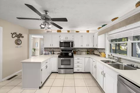 Kitchen - 8190 Greenbriar Rd, Talbott, TN 37877 photo 2 of 2