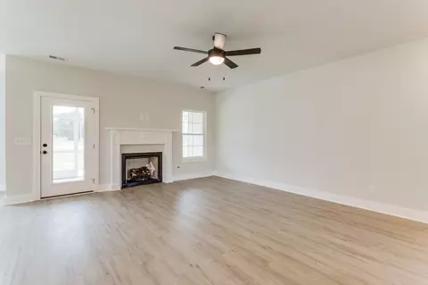 Living - 1078 Old Well Rd, Morrison, TN 37357 photo 2 of 5