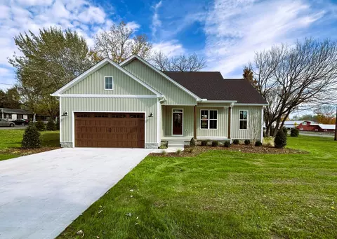 128 College St N, Mcewen, TN 37101