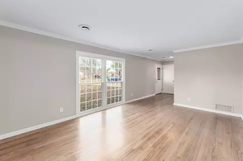 Living - 150 Montclair Dr, Jackson, TN 38301 photo 5 of 14