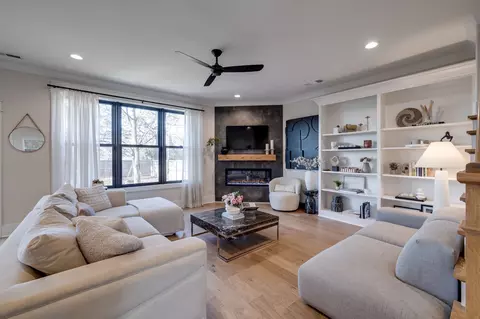 Living - 1207 Leaf Ave, Murfreesboro, TN 37130 photo 2 of 3