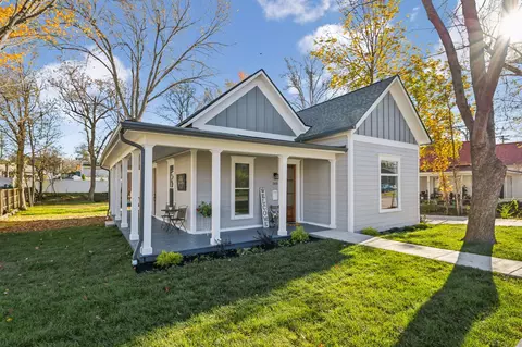 203 N Charlotte St, Dickson, TN 37055