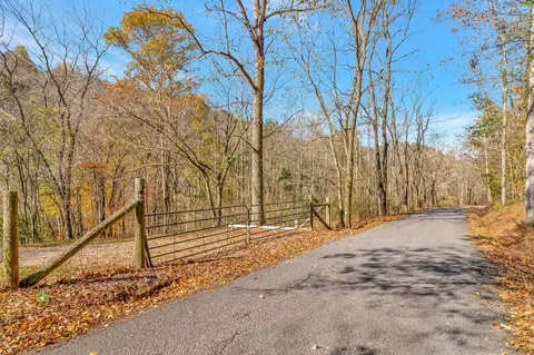 608 Leath Chapel Rd, Bethpage, TN 37022