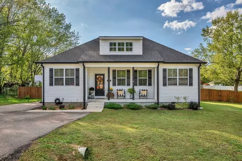Exterior - 321 Main St, Mcewen, TN 37101 photo 2 of 8