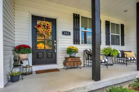 Exterior - 321 Main St, Mcewen, TN 37101 photo 5 of 8