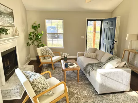 Living - 1533 Ocoee Trl, Madison, TN 37115 photo 2 of 4