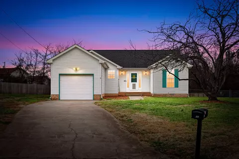 313 Hunter Owens Ct, Oak Grove, KY 42262
