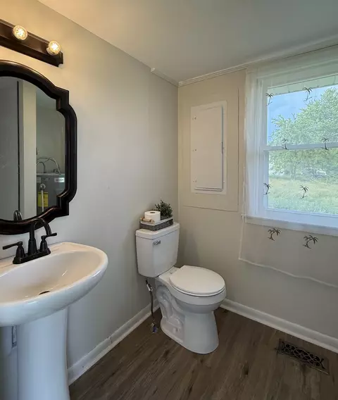Bath - 558 First Ave S S, Baxter, TN 38544 photo 1 of 2