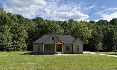 404 Rustling Oaks Dr, Waverly, TN 37185