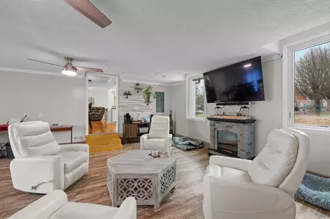 Living - 1007 Grove Cir, Murfreesboro, TN 37128 photo 3 of 4
