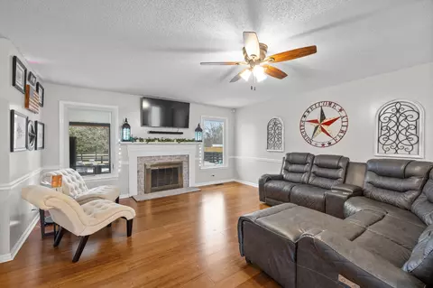 Living - 1007 Grove Cir, Murfreesboro, TN 37128 photo 1 of 4