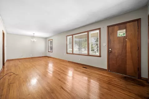 Living - 219 Chamberlain Dr, Murfreesboro, TN 37129 photo 2 of 5