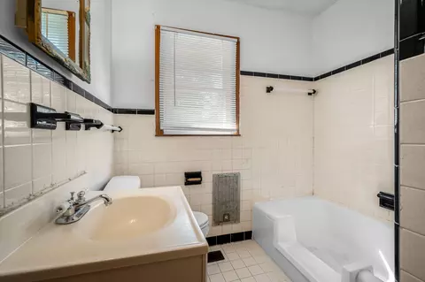 Bath - 219 Chamberlain Dr, Murfreesboro, TN 37129 photo 1 of 2