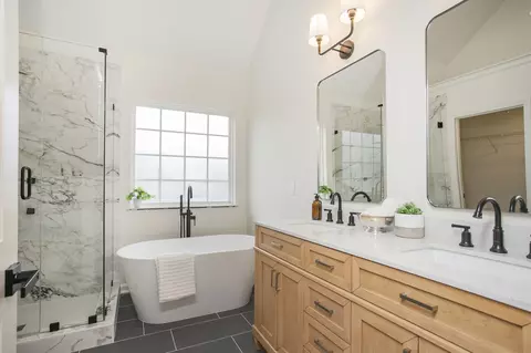 Bath - 1722 Shane Dr, Spring Hill, TN 37174 photo 1 of 5