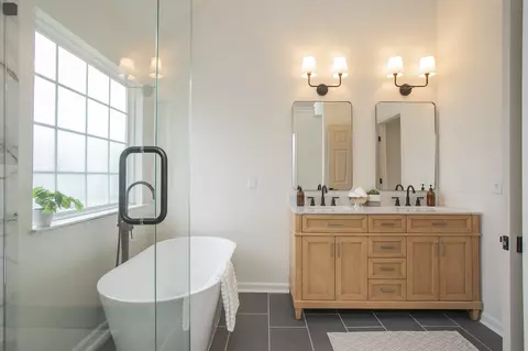 Bath - 1722 Shane Dr, Spring Hill, TN 37174 photo 3 of 5