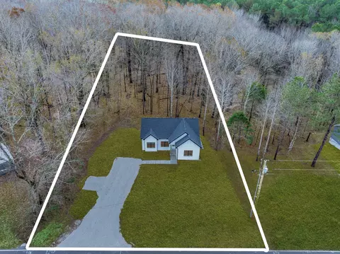 1300 Old County House Rd, Charlotte, TN 37036