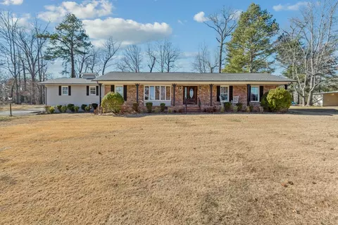 1913 Country Club Dr, Tullahoma, TN 37388