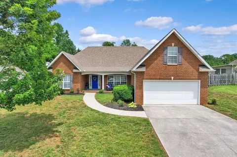 833 Garnet Hill Dr, Lenoir City, TN 37772