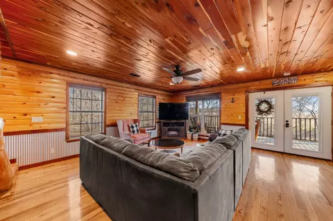 Living - 34 Railroad Rd, Westpoint, TN 38486 photo 2 of 3