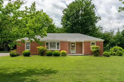 19 W Point Dr, Fayetteville, TN 37334