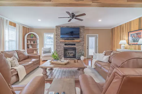 Living - 135 Davis Rd, Decherd, TN 37324 photo 1 of 4