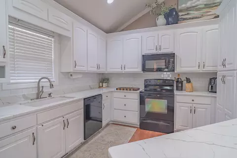 Kitchen - 135 Davis Rd, Decherd, TN 37324 photo 2 of 4
