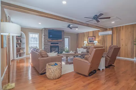 Living - 135 Davis Rd, Decherd, TN 37324 photo 4 of 4