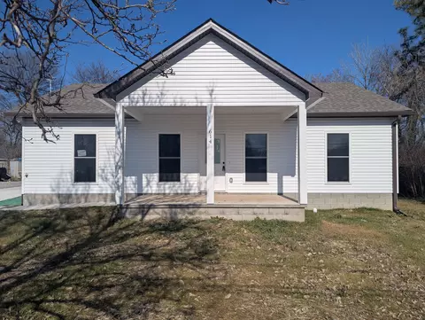 614 W 9th St, Columbia, TN 38401