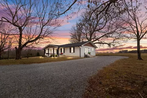 933 Dady Rd, Mcewen, TN 37101