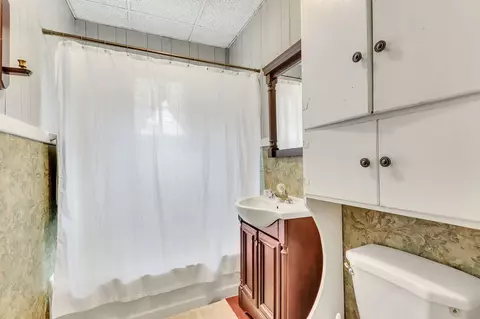 Bath - 538 E Madison St, Pulaski, TN 38478 photo 1 of 3