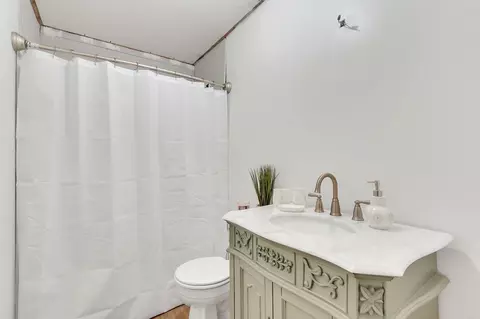 Bath - 538 E Madison St, Pulaski, TN 38478 photo 3 of 3