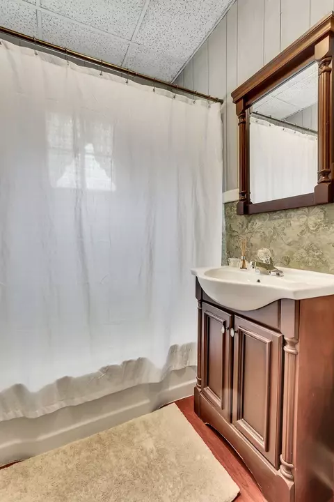 Bath - 538 E Madison St, Pulaski, TN 38478 photo 2 of 3