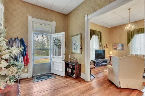Entry Way - 538 E Madison St, Pulaski, TN 38478 photo 2 of 4