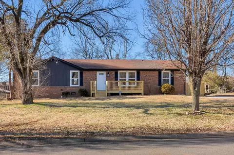 1585 Freestone Dr E, Clarksville, TN 37042
