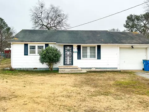 96 College St, Bruceton, TN 38317