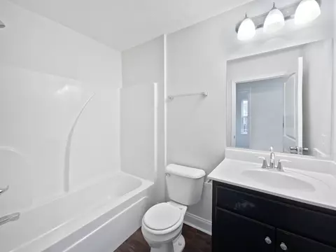 Bath - 907 16th Ave E, Springfield, TN 37172 photo 2 of 3
