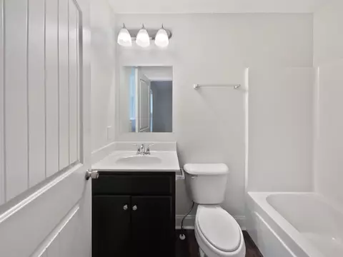 Bath - 907 16th Ave E, Springfield, TN 37172 photo 3 of 3
