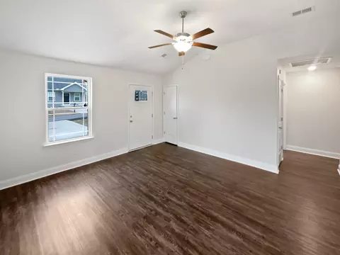 Living - 907 16th Ave E, Springfield, TN 37172 photo 3 of 3
