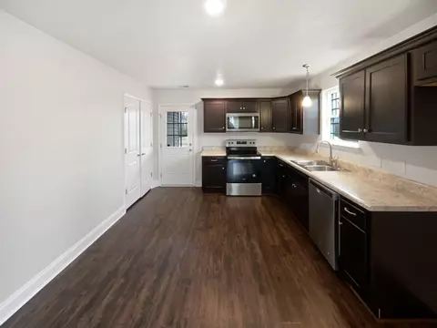 Kitchen - 907 16th Ave E, Springfield, TN 37172 photo 2 of 3