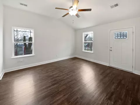 Living - 907 16th Ave E, Springfield, TN 37172 photo 2 of 3