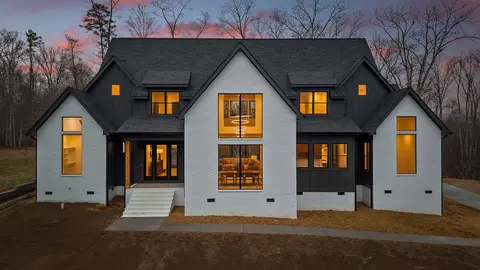 1717 Oak Cove Dr, Soddy Daisy, TN 37379