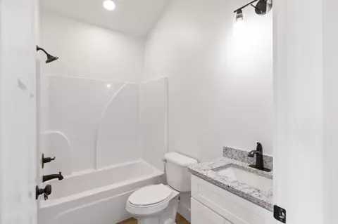 Bath - 1713 Three Island Rd, Walling, TN 38587 photo 5 of 8