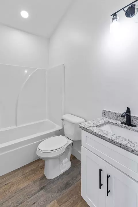 Bath - 1713 Three Island Rd, Walling, TN 38587 photo 1 of 8