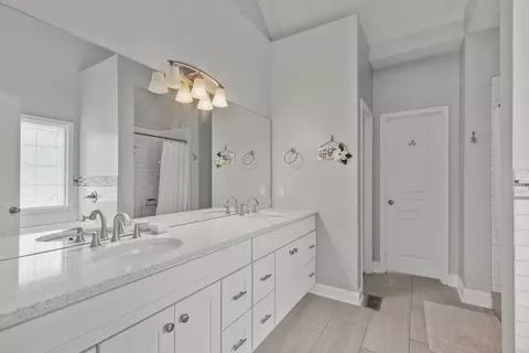 Bath - 208 Deerfield Dr, Springfield, TN 37172 photo 5 of 8
