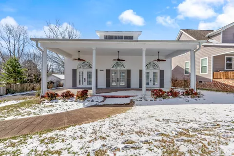 400 W College St, Dickson, TN 37055