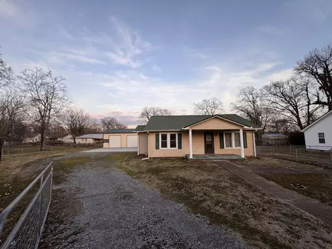 108 Locust St, Shelbyville, TN 37160